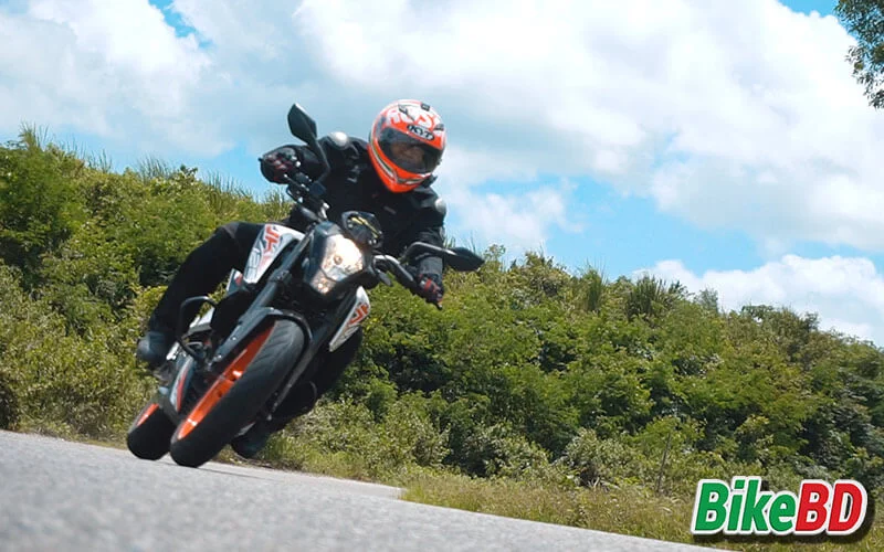 ktm duke 125 cornering